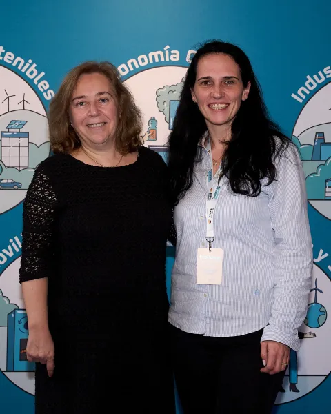Estefanía Muñoz Moraga junto a Amelia N. Ruiz Molina, Vicerrectora de Profesorado y Ordenación Académica de VIU