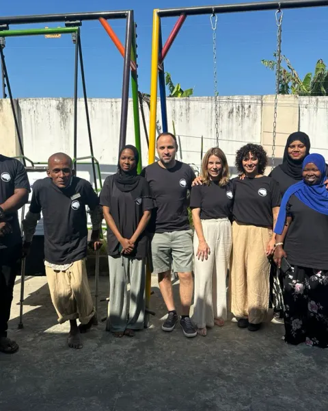 . El equipo de trabajo de la House of Hope de Zanzíbar junto a los responsables de dirección de la Fundación NED y el proyecto PsicoNED