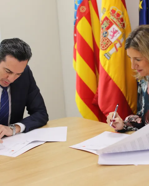 Francisco Segura, presidente de AVIA y la Dra. Eva María Giner, rectora de VIU, firmando el convenio