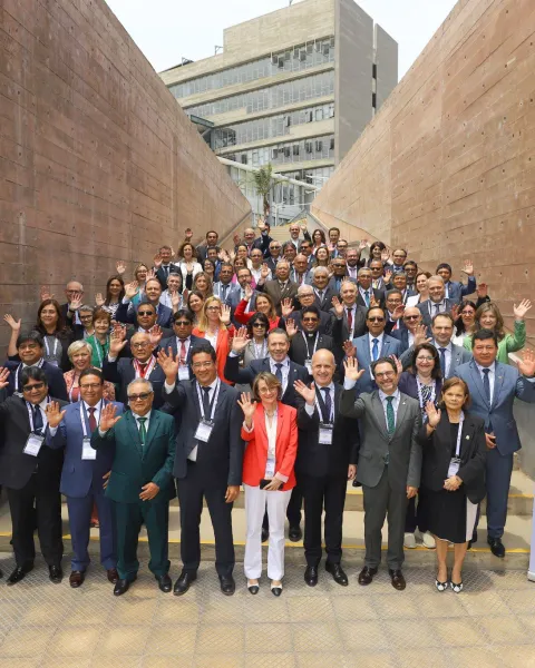 Foto grupal de los rectores asistentes al Encuentro de Rectores y Rectoras Perú-España