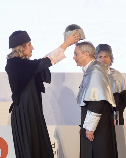 Nombramiento doctor honoris causa Vicente Valles, rectora Dra. Eva María Giner imponiendo el birrete doctoral durante la ceremonia de investidura