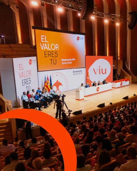 Fotografía de la graduación VIU 2025 con un texto que dice Graduación 2025/2026
