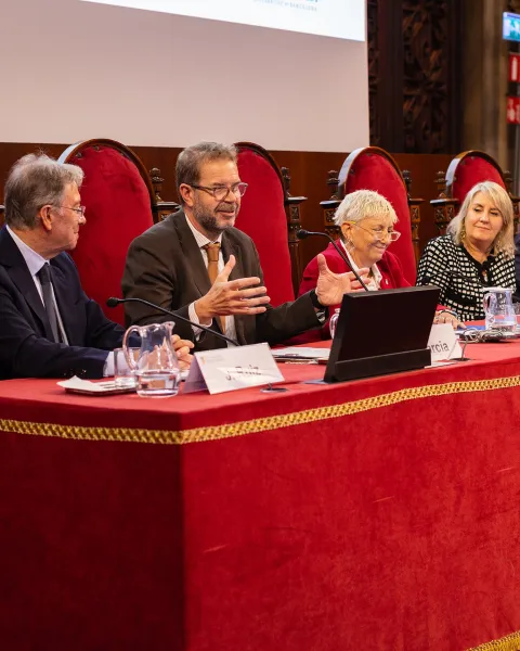 Imagen del acto de presentación del informa GUESSS 2026 en el Paraninfo de la Universidad de Barcelona. La foto muestra la mesa de ponentes. 