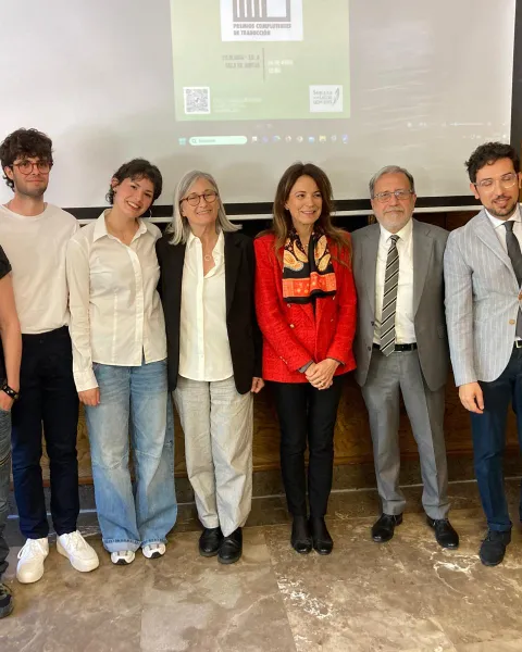Jesús González Yumar, alumni de VIU con los otros ganadores y autoridades universitarias