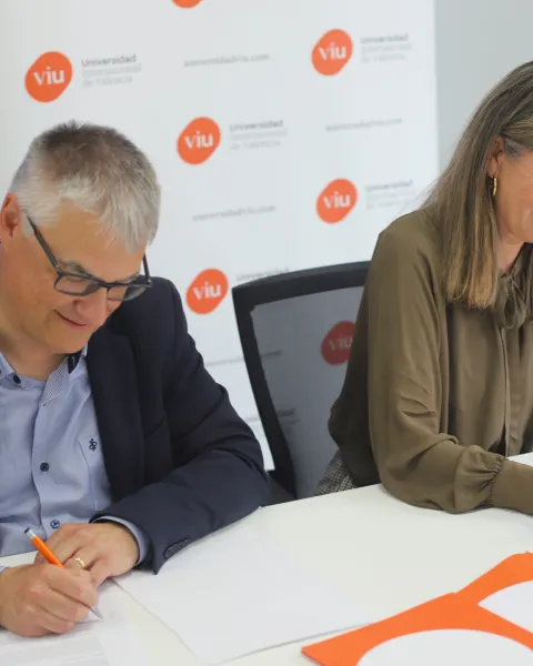 El CEO de CEEI Valencia, Ramón Ferrandis, y la decana de la Facultad de Ciencias Sociales y Jurídicas de VIU, Dra. Julia Martínez Candado, durante la firma del convenio