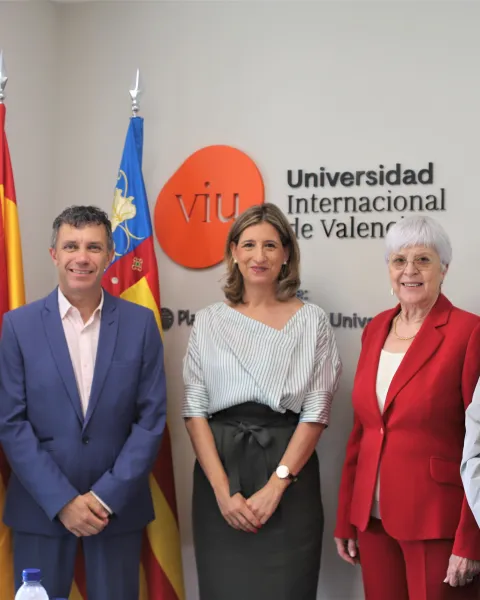 Foto firma de acuerdo VIU- AECV de pie