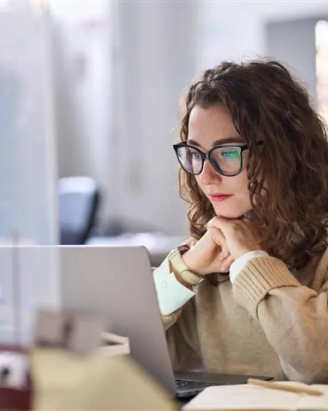 Estudiante peruana asistiendo a clases online de una universidad española reconocida.