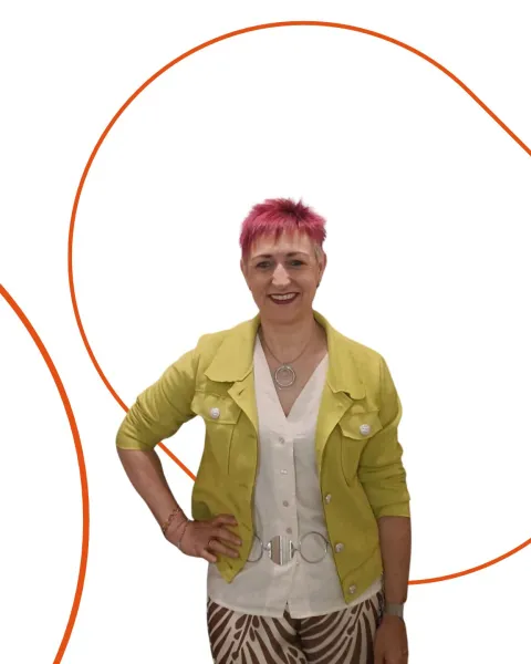 Retrato de Karina Martínez, alumni VIU, sobre fondo blanco con formas geométricas naranjas