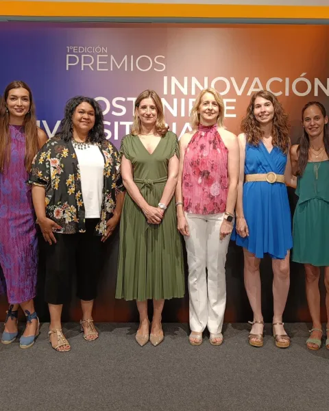 Las estudiantes finalistas de la Universidad Internacional de Valencia junto con la Rectora, Eva María Giner, y la Directora de Calidad y Sostenibilidad, Mónica Rodríguez.