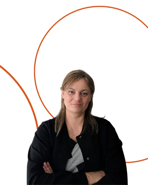 Retrato de medio cuerpo de Miriam Díaz, estudiante de VIU. El retrato está recortado sobre un fondo blanco con formas geométricas naranjas.