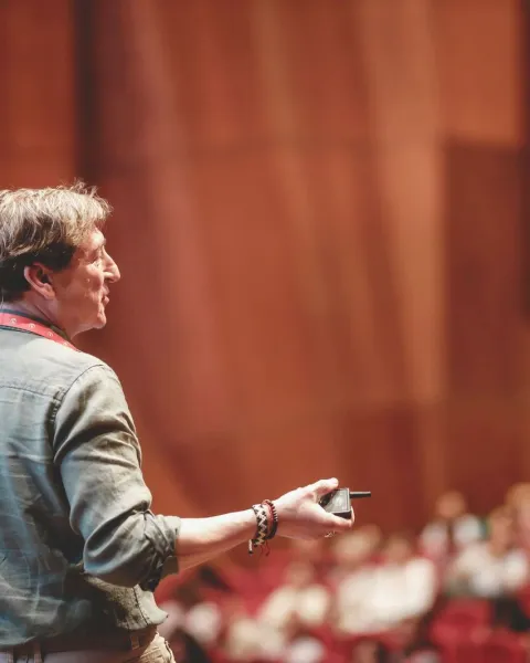 Toni García, docente de VIU, durante su ponencia en el CIE 26 en Lima, Perú