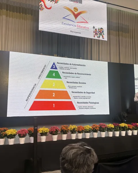 Toni García docente de VIU, durante su ponencia en la feria EduComunidad 2025, celebrada en Ecuadorr