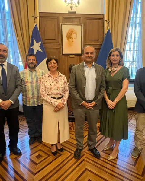 Rectora de VIU, Decano de la Facultad de Ciencias de la Salud de VIU y autoridades de la Universidad de Chile