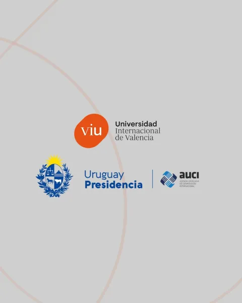 Logos de la Universidad Internacional de Valencia y de la Agencia Uruguaya de Cooperación Internacional (AUCI), sobre un fondo gris con formas geométricas naranjas