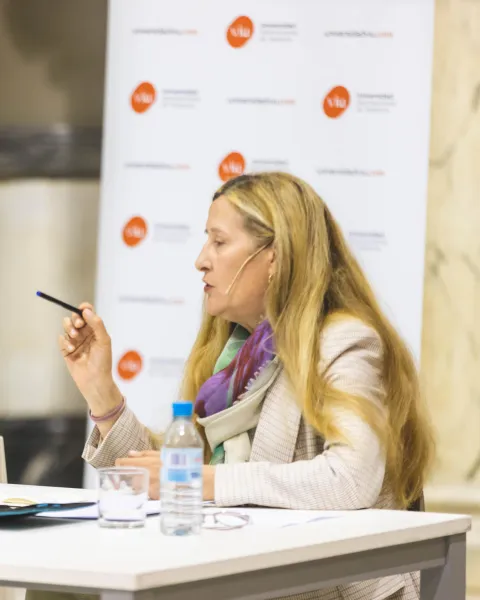 Espido Freire y Luz Gabás durante un momento de la masterclass
