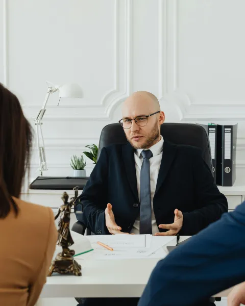reunion-de-un-abogado-empresarial-con-clientes-en-una-oficina