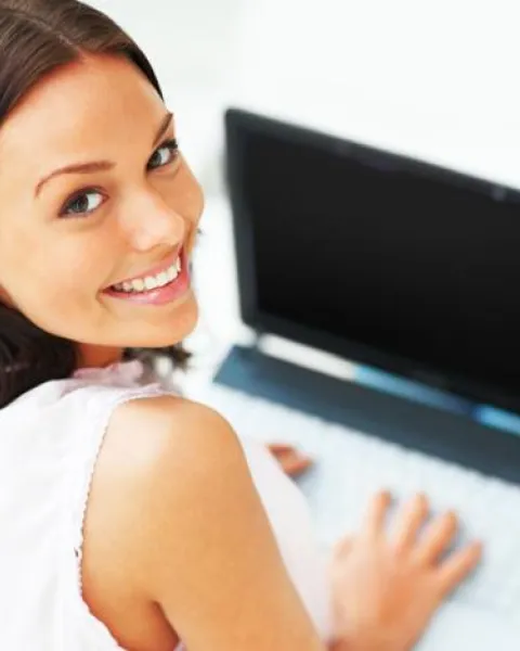 alumna-univesidad-online-portatil.jpg