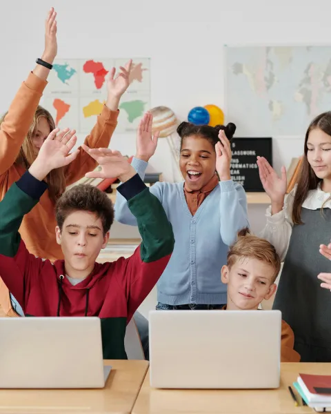 grupo-de-estudiantes-aprendiendo-mediante-el-metodo-de-aprendizaje-situado-en-el-aula