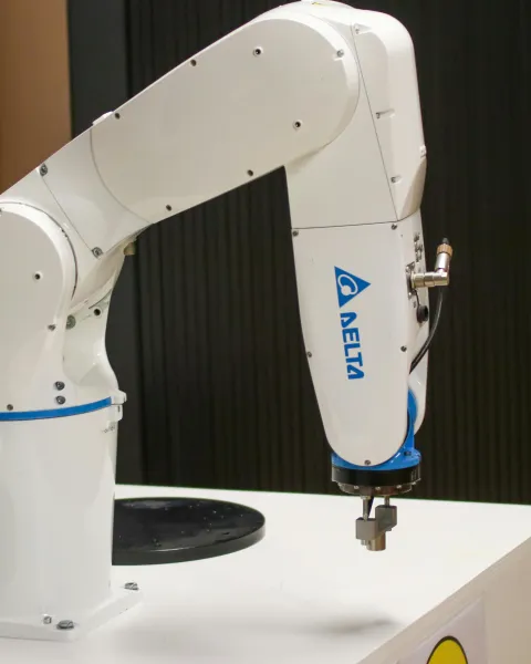 brazo-robotico-industrial-como-ejemplo-de-automatizacion-robotica-de-procesos