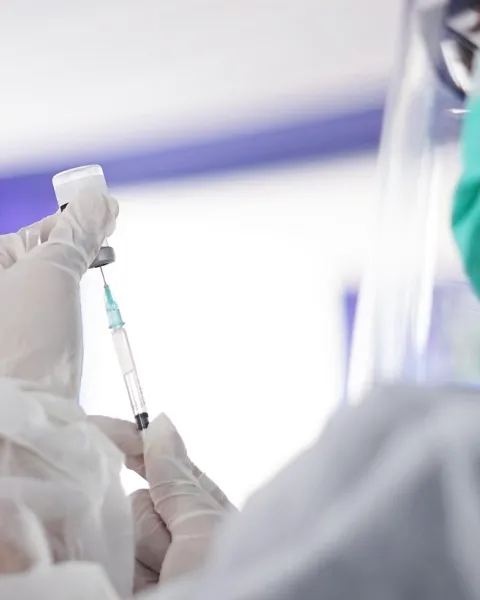 cientifica-realizando-estudios-sobre-la-cadena-epidemiologica-de-una-enfermedad-para-prevenirla