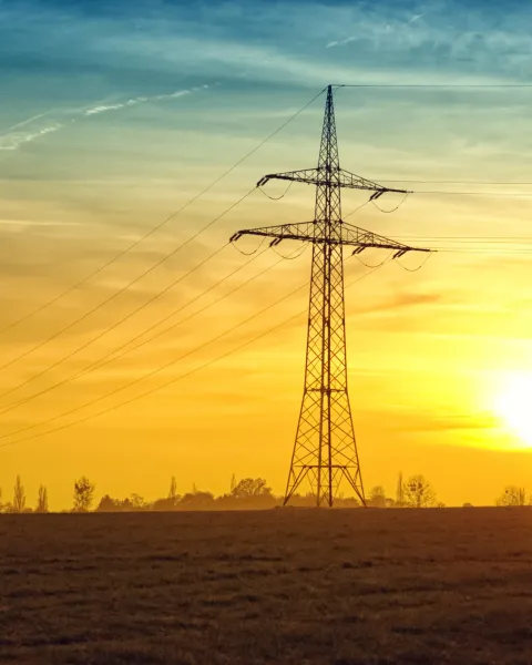 torres-de-alta-tension-en-un-paisaje-que-ilustra-la-cogeneracion-energetica