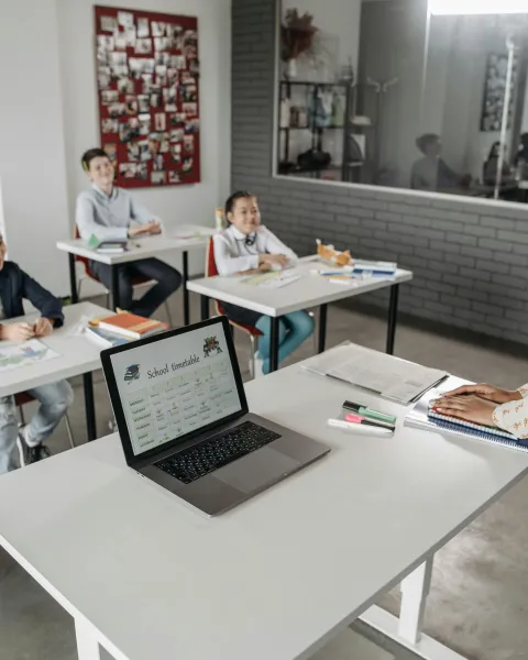 profesor-utilizando-tecnologias-tic-en-el-aula-para-potenciar-el-desarrollo-profesional-docente