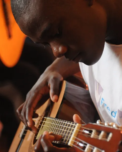 chico-tocando-la-guitarra-haciendo-una-composicion-musical-moderna