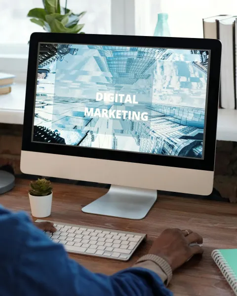 profesional-trabajando-en-marketing-y-comunicacion-digital-en-su-computadora