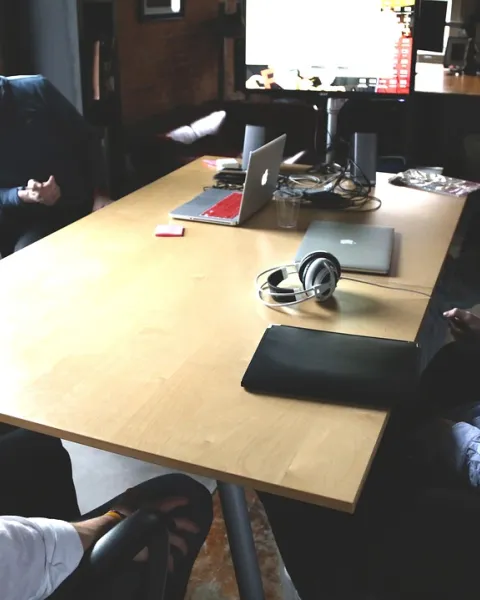 trabajadores-reunidos-en-una-sala-practicando-la-comunicacion-interna-para-mejorar-el-flujo-de-informacion-en-la-empresa