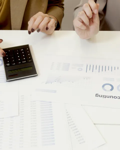 personas-analizando-graficas-y-numeros-sobre-una-mesa-como-representacion-del-trabajo-de-contadores-en-una-empresa
