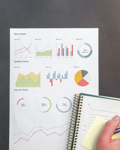profesional-data-manager-analizando-datos-y-graficos-en-una-hoja-de-trabajo