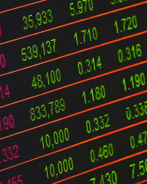 Pantalla de panel electrónico con filas de cifras numéricas en verde y rojo sobre fondo oscuro, representando el análisis numérico y la gestión de datos masivos.