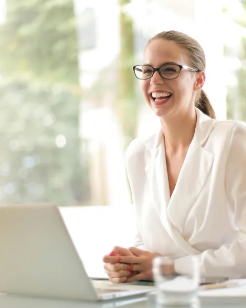 mujer-trabajando-como-delegado-comercial