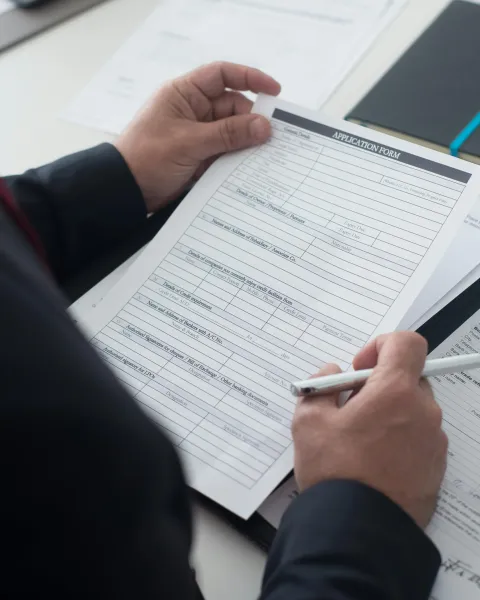 persona-revisando-documentos-legales-como-ejemplo-del-derecho-administrativo-colombiano