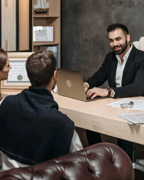 asesoramiento-legal-sobre-derecho-administrativo-en-una-consulta-profesional