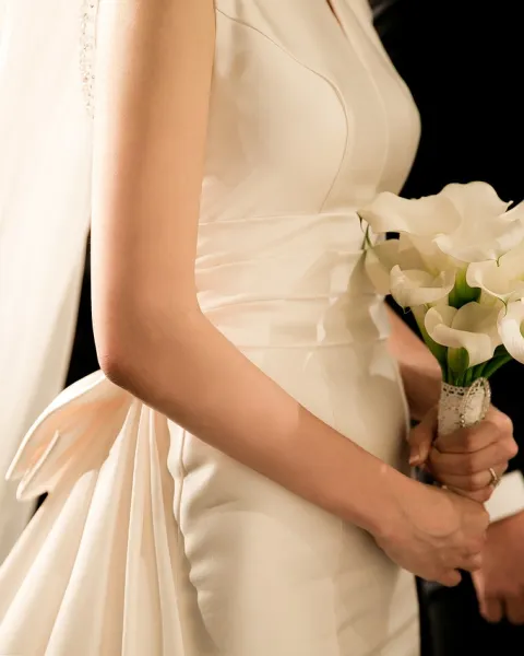 hombre-y-mujer-vestidos-de-novios-casandose-siguiendo-el-derecho-canonico