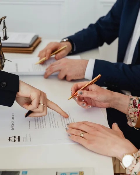 reunion-legal-con-documentos-sobre-contratos-entre-empresas-en-una-mesa-relacionada-con-el-derecho-comercial