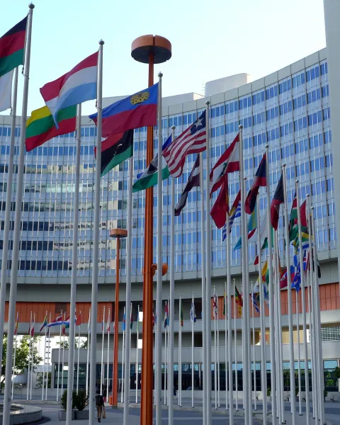 fachada-de-edificio-internacional-con-banderas-que-representa-el-derecho-internacional