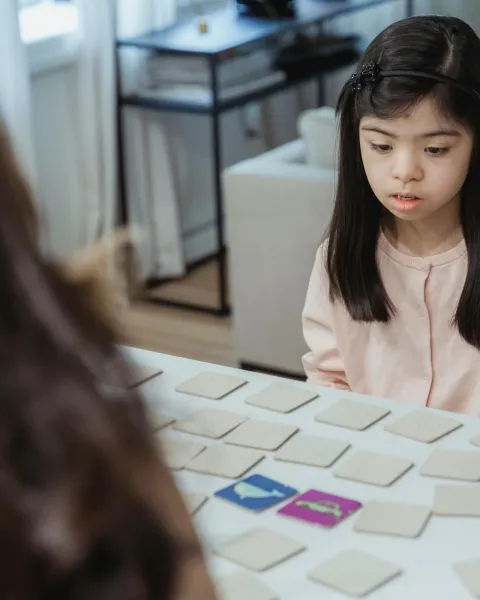niña-jugando-un-juego-de-memoria-como-parte-de-un-ejercicio-que-detecta-asperger-en-ninos