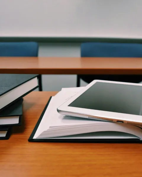 mesa-de-clase-con-libros-y-tablets-como-herramientas-para-afrontar-la-discapacidad-visual
