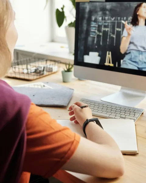 mujer-estudiando-en-espana-siendo-colombiano-de-manera-online