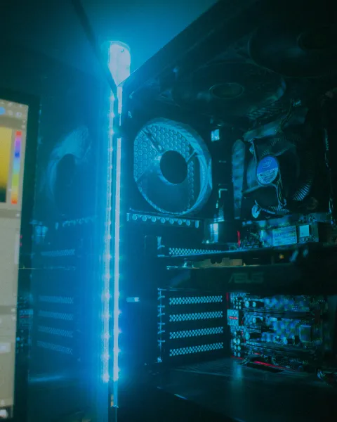 torre-de-ordenador-con-luces-led-azules-que-representa-la-tecnologia-y-la-ingenieria-en-ciencias-de-la-computacion