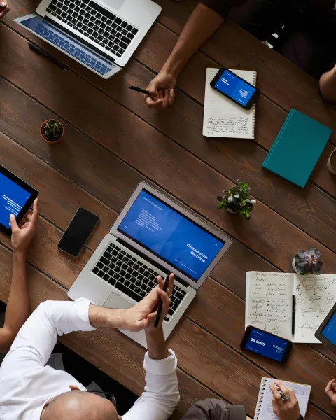 grupo-de-personas-en-una-reunion-sobre-estrategias-para-estudiar-marketing-digital
