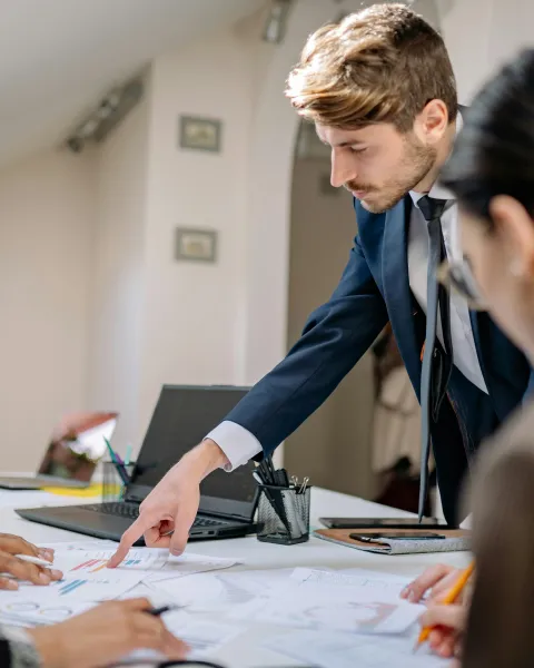 grupo-de-profesionales-analizando-datos-como-parte-de-un-programa-de-mba-en-peru