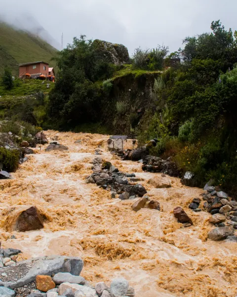crecida-de-rio-con-aguas-turbias-provocada-por-intensas-lluvias-del-fenomeno-el-nino