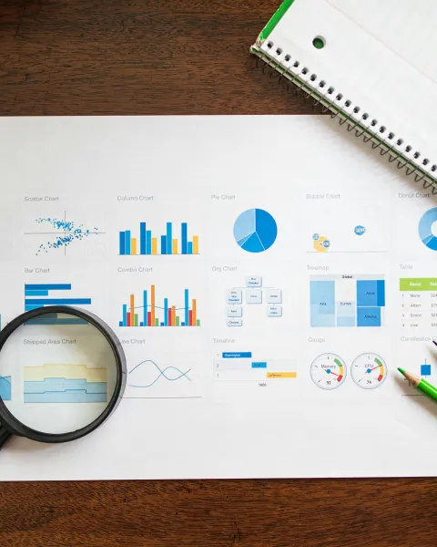 graficos-estadisticos-y-analisis-sobre-finanzas-corporativas-sobre-una-mesa