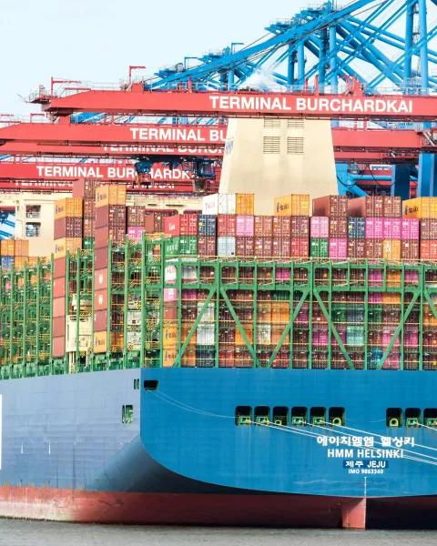 buque-de-carga-en-un-puerto-que-representa-el-comercio-global-y-la-fiscalidad-internacional