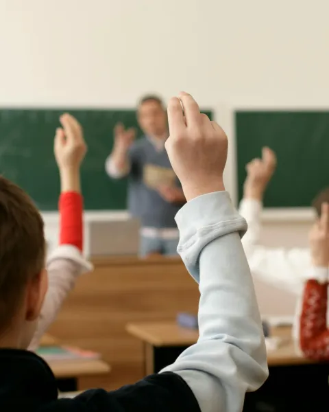 estudiantes-en-un-aula-durante-una-clase-como-parte-de-la-gestion-escolar