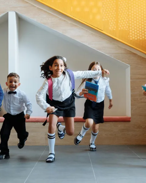ninos-corriendo-en-un-colegio-representando-la-importancia-de-las-habilidades-blandas