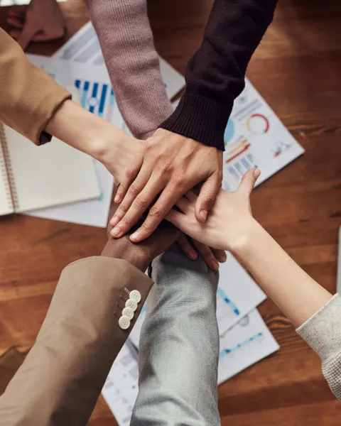 manos-de-un-equipo-de-trabajo-unido-para-reflejar-las-habilidades-blandas